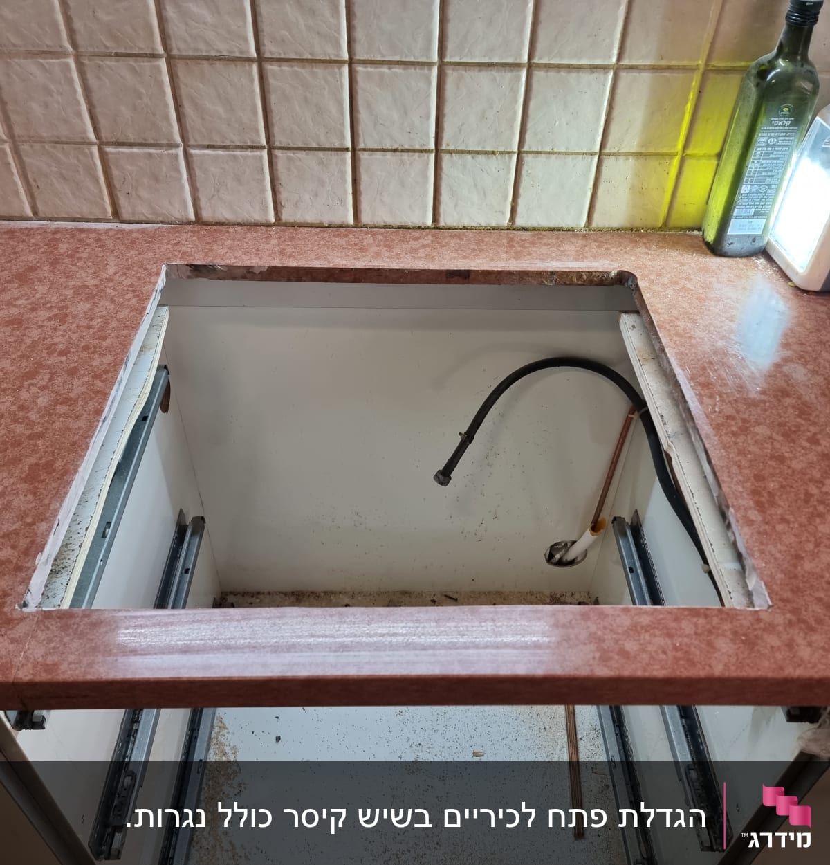 שיש חום עם חור מלבני במרכזו